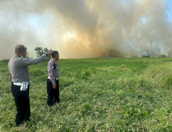 Polsek Buduran Amankan Pemadaman Kebakaran Lahan Kosong di Desa Damarsi